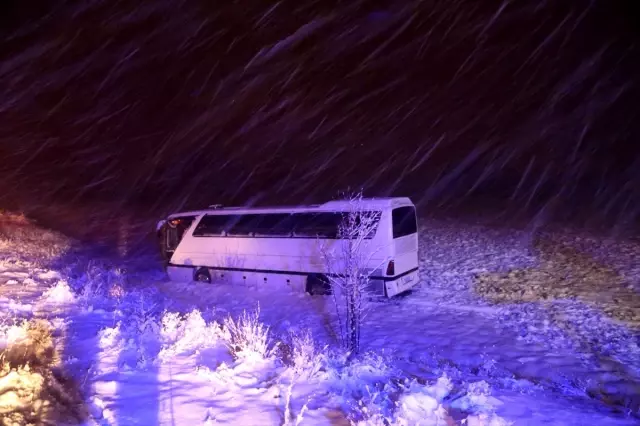 Sivas'ta otobüs şarampole indi: 7 yaralı Sivas'ta otobüs şarampole indi: 7 yaralı