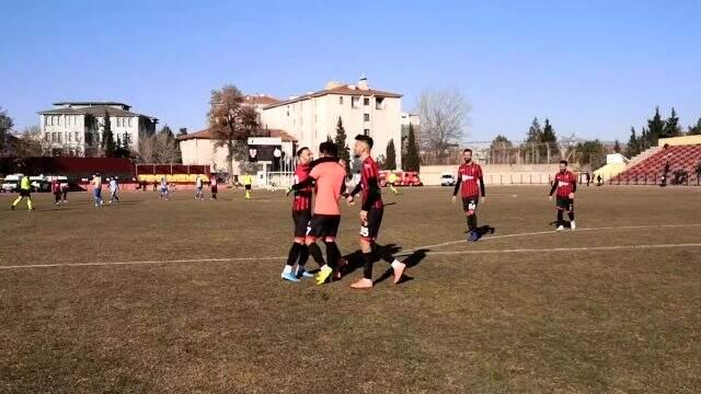 Uşakspor - Ergene Velimeşespor maçında penaltı 3 kez tekrarlandı, topu defans oyuncusu kurtardı
