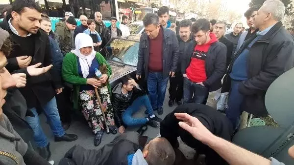 Yaşlı adama çarptı; annesiyle birlikte ağladı Yaşlı adama çarptı; annesiyle birlikte ağladı