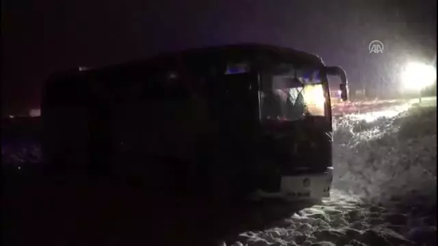 Yolcu otobüsü şarampole indi: 7 yaralı (1) Yolcu otobüsü şarampole indi: 7 yaralı (1)