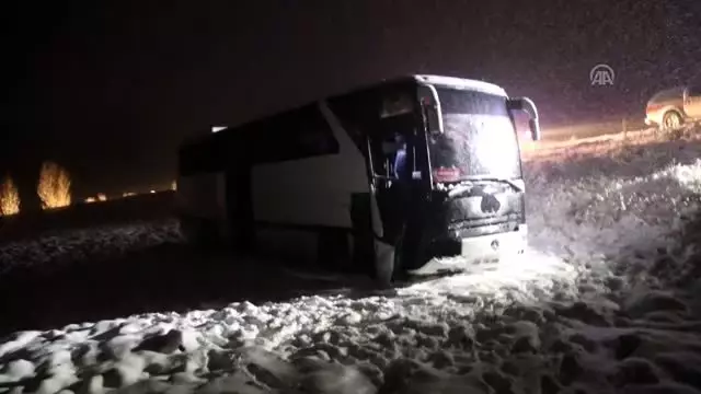 Yolcu otobüsü şarampole indi: 7 yaralı (2)