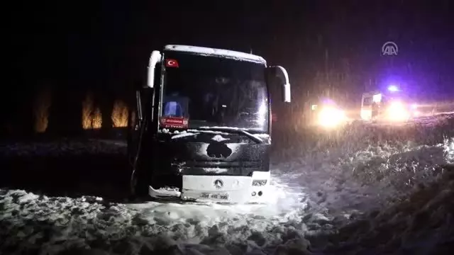 Yolcu otobüsü şarampole indi: 7 yaralı (2) Yolcu otobüsü şarampole indi: 7 yaralı (2)