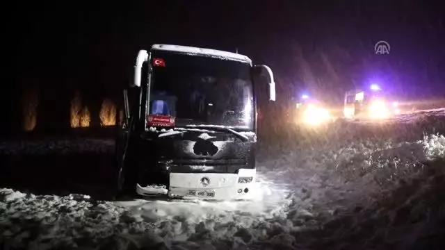 Yolcu otobüsü şarampole indi: 7 yaralı (2) Yolcu otobüsü şarampole indi: 7 yaralı (2)
