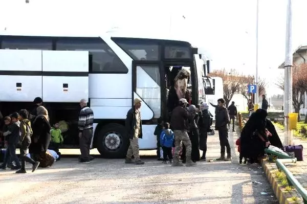 500 Suriyeli, Tel Abyad'a döndü 500 Suriyeli, Tel Abyad'a döndü