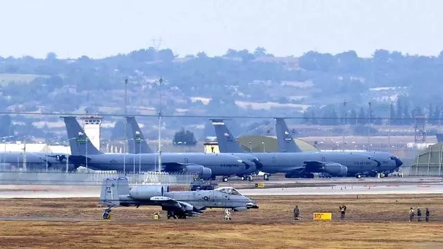 ABD, Türkiye'den çekiliyor mu? İncirlik'te çalışan 424 Türk işçinin çıkışı verildi ABD, Türkiye'den çekiliyor mu? İncirlik'te çalışan 424 Türk işçinin çıkışı verildi