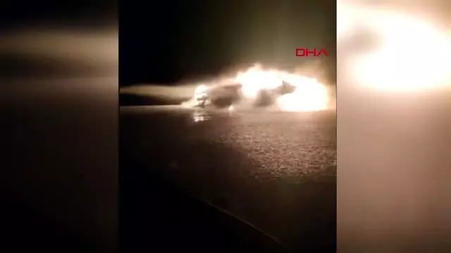 Adana hareket halindeki otomobilde elektrik kontağından yangın çıktı Adana hareket halindeki otomobilde elektrik kontağından yangın çıktı