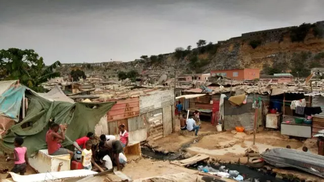 Angola'nın eski devlet başkanının kızı ve damadının ülkeyi nasıl dolandırdıklarını anlatan belgeler basına sızdırıldı Angola'nın eski devlet başkanının kızı ve damadının ülkeyi nasıl dolandırdıklarını anlatan belgeler basına sızdırıldı