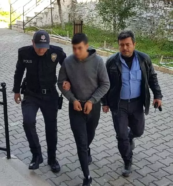 Annesini 15 yerinden bıçaklayan zanlı adliyede Annesini 15 yerinden bıçaklayan zanlı adliyede