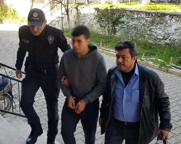 Annesini 15 yerinden bıçaklayan zanlı adliyede Annesini 15 yerinden bıçaklayan zanlı adliyede