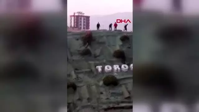 Araçlara taş atan gençler görüntülendi Araçlara taş atan gençler görüntülendi