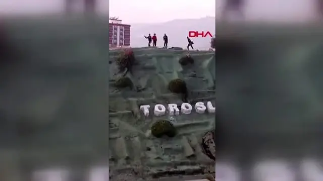 Araçlara taş atan gençler görüntülendi Araçlara taş atan gençler görüntülendi