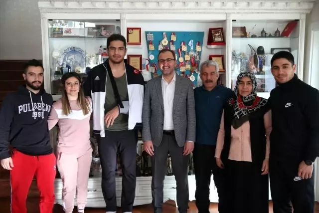 Bakan Kasapoğlu'dan Taha Akgül'e geçmiş olsun ziyareti Bakan Kasapoğlu'dan Taha Akgül'e geçmiş olsun ziyareti