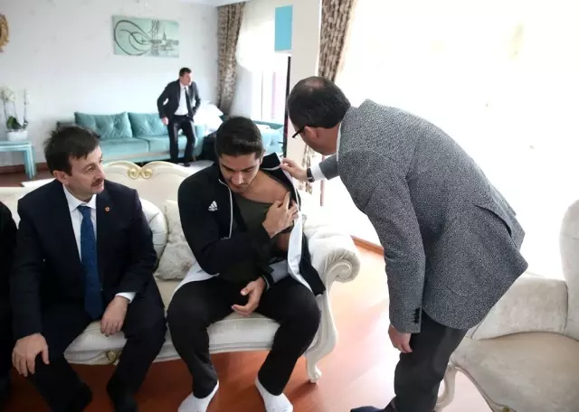 Bakan Kasapoğlu'dan Taha Akgül'e geçmiş olsun ziyareti Bakan Kasapoğlu'dan Taha Akgül'e geçmiş olsun ziyareti