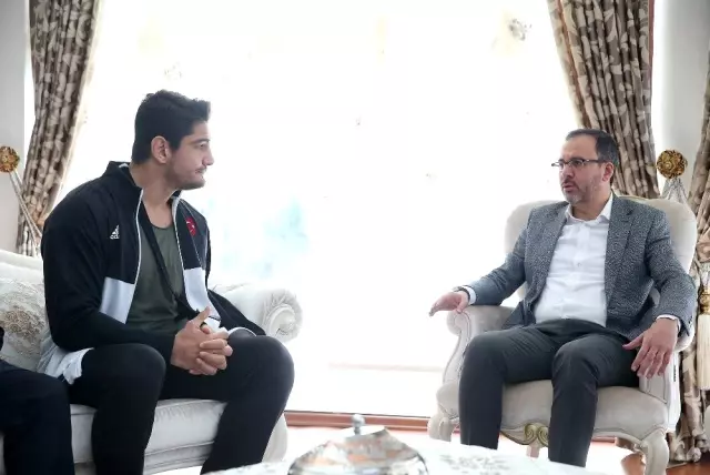 Bakan Kasapoğlu'dan Taha Akgül'e geçmiş olsun ziyareti Bakan Kasapoğlu'dan Taha Akgül'e geçmiş olsun ziyareti