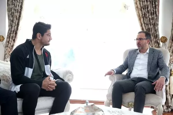 Bakan Kasapoğlu'ndan Taha Akgül'e geçmiş olsun ziyareti Bakan Kasapoğlu'ndan Taha Akgül'e geçmiş olsun ziyareti