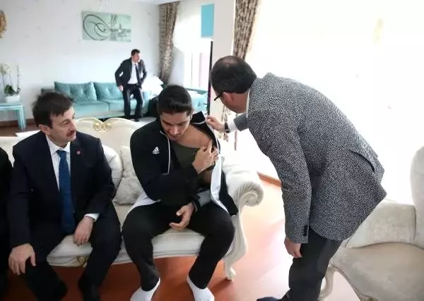 Bakan Kasapoğlu'ndan Taha Akgül'e geçmiş olsun ziyareti Bakan Kasapoğlu'ndan Taha Akgül'e geçmiş olsun ziyareti