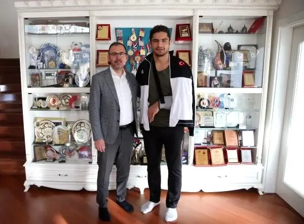Bakan Kasapoğlu'ndan Taha Akgül'e geçmiş olsun ziyareti Bakan Kasapoğlu'ndan Taha Akgül'e geçmiş olsun ziyareti