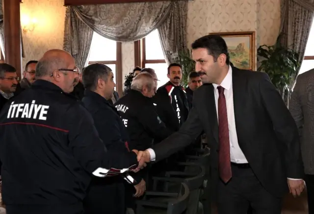 Başkan Eroğlu'ndan itfaiyecilere teşekkür ziyareti Başkan Eroğlu'ndan itfaiyecilere teşekkür ziyareti
