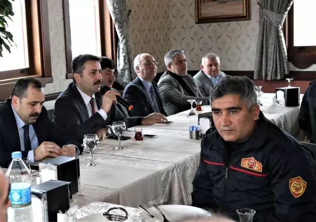 Başkan Eroğlu'ndan itfaiyecilere teşekkür ziyareti Başkan Eroğlu'ndan itfaiyecilere teşekkür ziyareti
