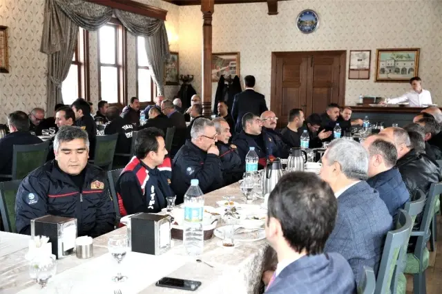 Başkan Eroğlu'ndan itfaiyecilere teşekkür ziyareti Başkan Eroğlu'ndan itfaiyecilere teşekkür ziyareti