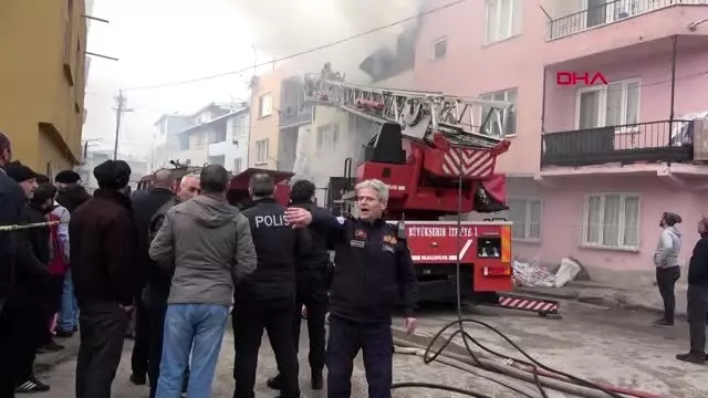Bursa 3 katlı binanın garajında yangın; yaşlı kadın kurtarıldı, kocası öldü Bursa 3 katlı binanın garajında yangın; yaşlı kadın kurtarıldı, kocası öldü