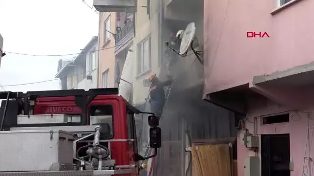 Bursa 3 katlı binanın garajında yangın; yaşlı kadın kurtarıldı, kocası öldü Bursa 3 katlı binanın garajında yangın; yaşlı kadın kurtarıldı, kocası öldü