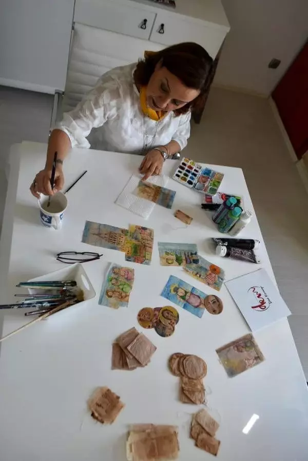 Çayı içiyor, poşetini sanat eserine dönüştürüyor Çayı içiyor, poşetini sanat eserine dönüştürüyor