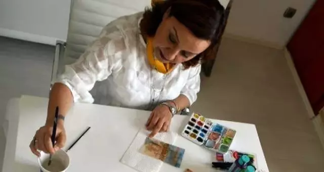 Çayı içiyor, poşetini sanat eserine dönüştürüyor Çayı içiyor, poşetini sanat eserine dönüştürüyor