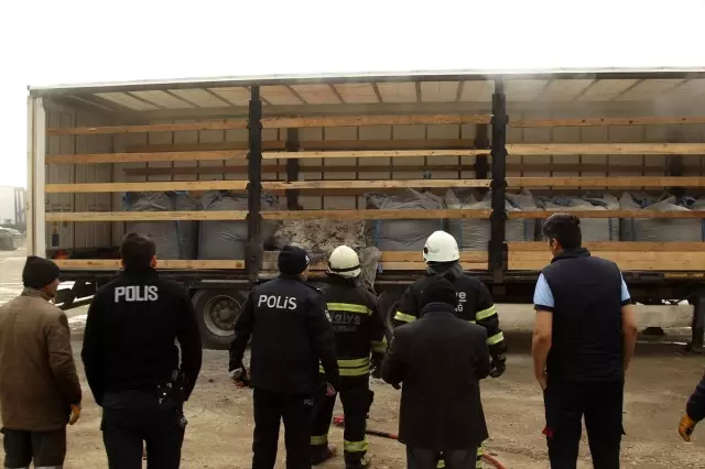 Çerkezköy'de tırın dorsesinde çıkan yangın söndürüldü Çerkezköy'de tırın dorsesinde çıkan yangın söndürüldü