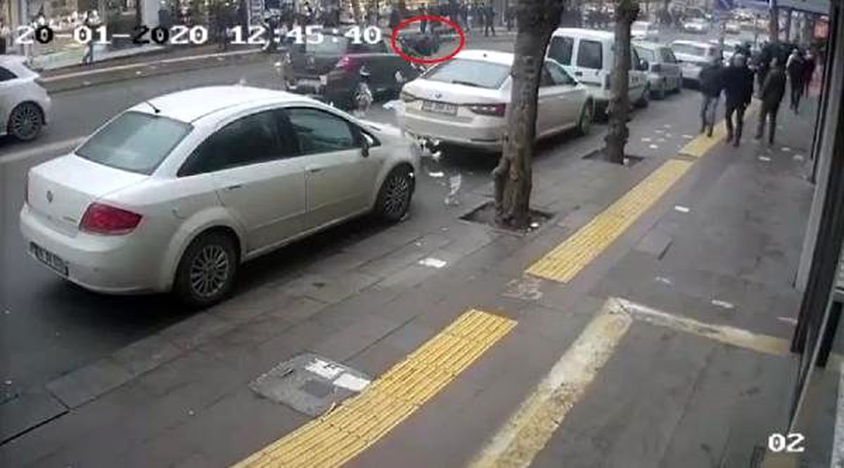 Cezayı engellemek için koşan sürücüye otomobil çarptı; paralar yola saçıldı