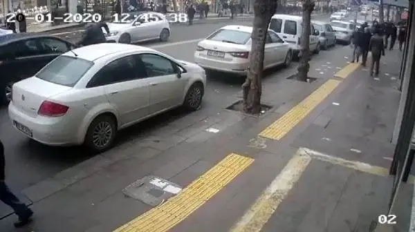 Cezayı engellemek için koşan sürücüye otomobil çarptı; paralar yola saçıldı Cezayı engellemek için koşan sürücüye otomobil çarptı; paralar yola saçıldı