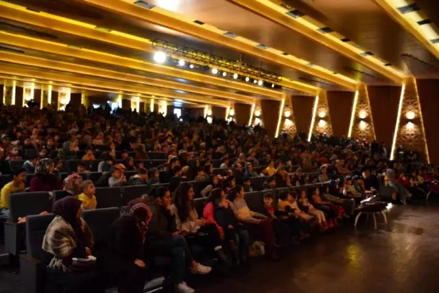 Çocuklar festivalde eğleniyor Çocuklar festivalde eğleniyor