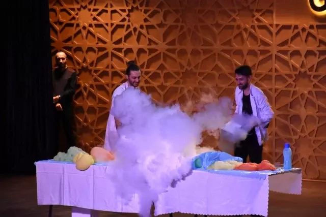 Çocuklar festivalde eğleniyor Çocuklar festivalde eğleniyor