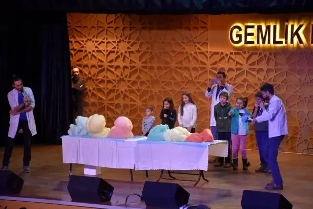 Çocuklar festivalde eğleniyor Çocuklar festivalde eğleniyor