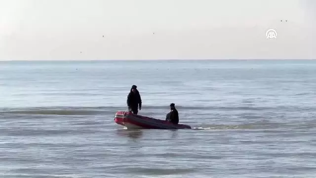 Denizde kaybolan bekçiyi arama çalışmaları sürüyor Denizde kaybolan bekçiyi arama çalışmaları sürüyor