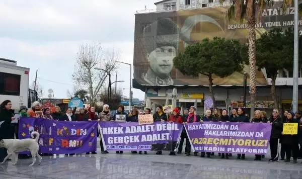 Dikilili kadınlar Leyla'nın eşi tarafından tabancayla yaralanmasını protesto etti Dikilili kadınlar Leyla'nın eşi tarafından tabancayla yaralanmasını protesto etti