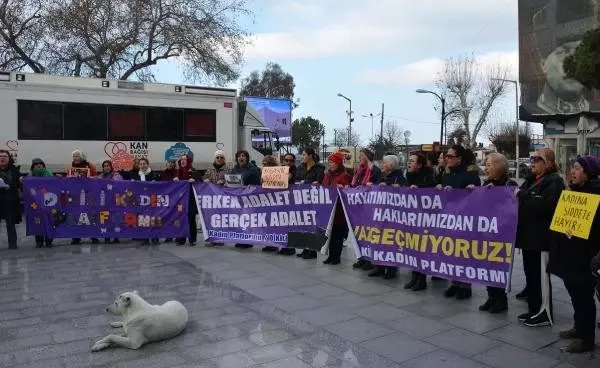 Dikilili kadınlar Leyla'nın eşi tarafından tabancayla yaralanmasını protesto etti Dikilili kadınlar Leyla'nın eşi tarafından tabancayla yaralanmasını protesto etti