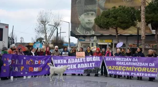 Dikilili kadınlar Leyla'nın eşi tarafından tabancayla yaralanmasını protesto etti Dikilili kadınlar Leyla'nın eşi tarafından tabancayla yaralanmasını protesto etti