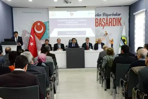 Diyarbakır'da kurulacak çağrı merkezlerinde 3 bin kişi istihdam edilecek Diyarbakır'da kurulacak çağrı merkezlerinde 3 bin kişi istihdam edilecek
