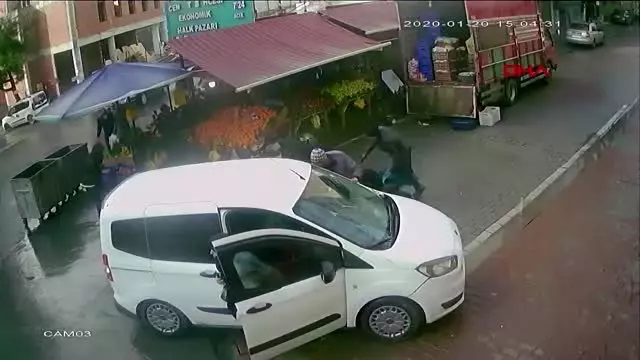 Esenyurt'ta yaşlı çiftin ölümden döndüğü kaza kamerada Esenyurt'ta yaşlı çiftin ölümden döndüğü kaza kamerada