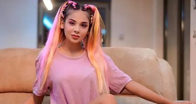 Fenomen Merve Taşkın, erotik dükkanın vitrininde iç çamaşırlarıyla poz verdi Fenomen Merve Taşkın, erotik dükkanın vitrininde iç çamaşırlarıyla poz verdi