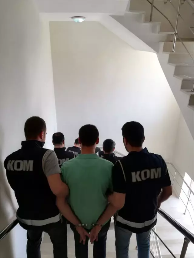 FETÖ'nün askeri yapılanmasına yönelik operasyonda yakalananlardan 2'si tutuklandı FETÖ'nün askeri yapılanmasına yönelik operasyonda yakalananlardan 2'si tutuklandı