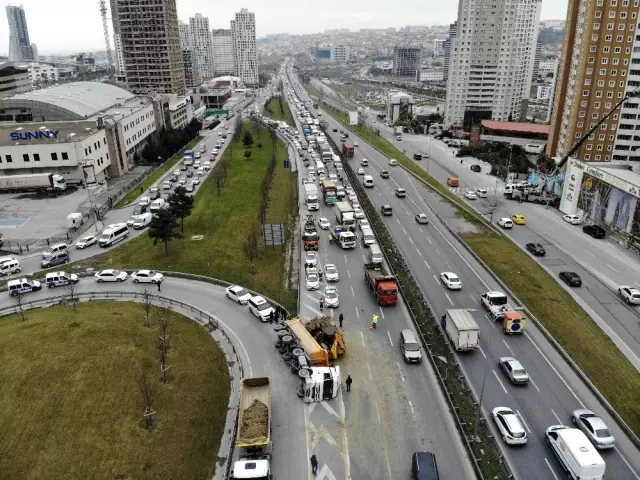 TEM otoyolunda hafriyat kamyonunun devrilmesi sonucu trafik yoğunluğu yaşandı TEM otoyolunda hafriyat kamyonunun devrilmesi sonucu trafik yoğunluğu yaşandı