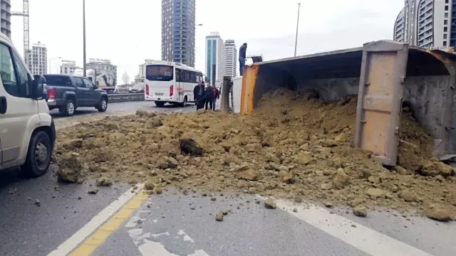 TEM otoyolunda hafriyat kamyonunun devrilmesi sonucu trafik yoğunluğu yaşandı TEM otoyolunda hafriyat kamyonunun devrilmesi sonucu trafik yoğunluğu yaşandı