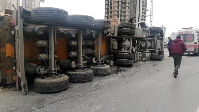 TEM otoyolunda hafriyat kamyonunun devrilmesi sonucu trafik yoğunluğu yaşandı TEM otoyolunda hafriyat kamyonunun devrilmesi sonucu trafik yoğunluğu yaşandı