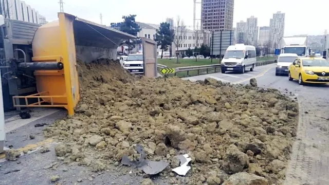 TEM otoyolunda hafriyat kamyonunun devrilmesi sonucu trafik yoğunluğu yaşandı TEM otoyolunda hafriyat kamyonunun devrilmesi sonucu trafik yoğunluğu yaşandı