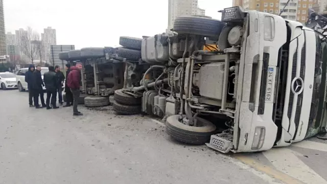 TEM otoyolunda hafriyat kamyonunun devrilmesi sonucu trafik yoğunluğu yaşandı TEM otoyolunda hafriyat kamyonunun devrilmesi sonucu trafik yoğunluğu yaşandı