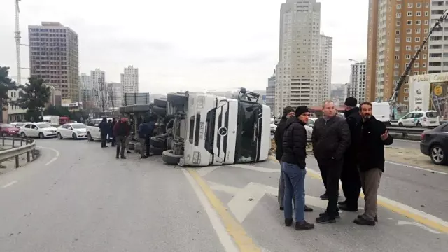TEM otoyolunda hafriyat kamyonunun devrilmesi sonucu trafik yoğunluğu yaşandı TEM otoyolunda hafriyat kamyonunun devrilmesi sonucu trafik yoğunluğu yaşandı