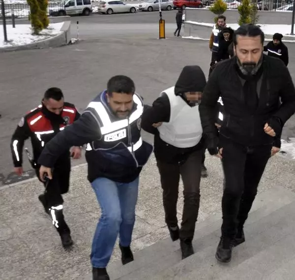 Hastane önüne yaralı bırakılan kişi öldü; 2 gözaltı Hastane önüne yaralı bırakılan kişi öldü; 2 gözaltı