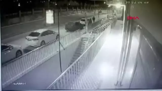 Hatay takla atan aracın altında kalmaktan son anda kurtuldu Hatay takla atan aracın altında kalmaktan son anda kurtuldu
